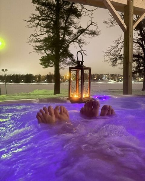 **Outdoor hot tub available for an additional fee.** ❄️🛁